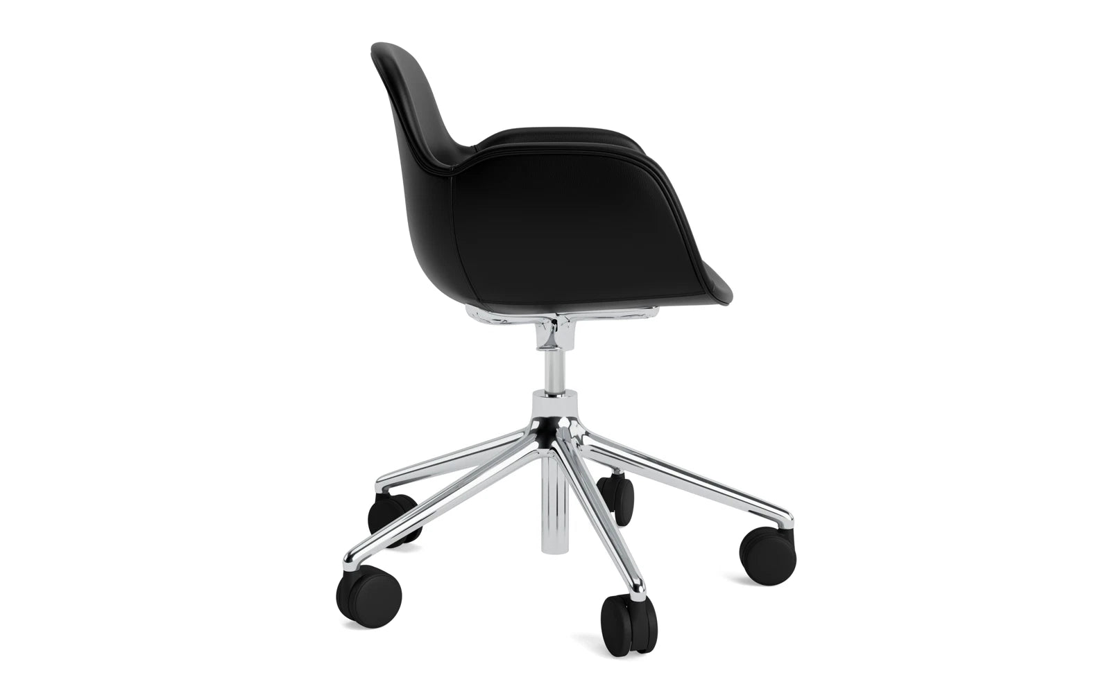 Entdecken Sie den Form Drehsessel von Normann Copenhagen: Ein eleganter, drehbarer Sessel mit hochwertigem Ultra Leder und stabilen Rollen für höchsten Komfort.