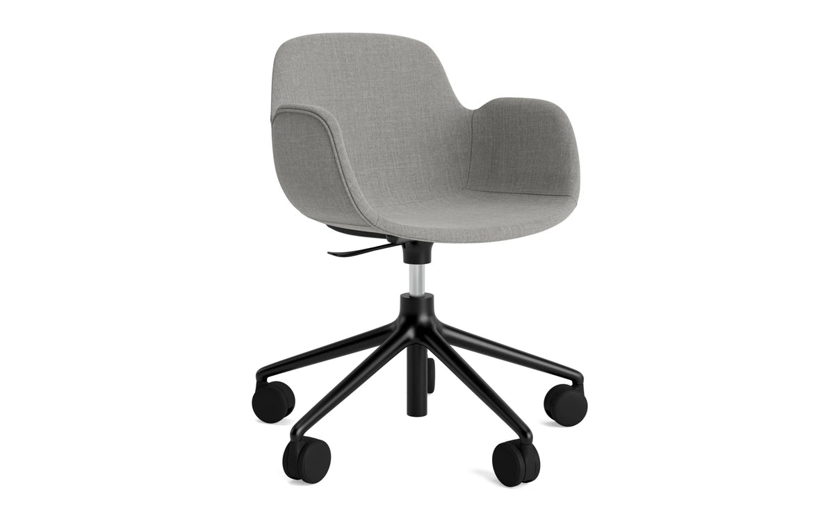 Hyg Drehstuhl mit Rollen Vollpolster schwarz aluminium Remix in Remix 133 präsentiert im Onlineshop von KAQTU Design AG. Bürostuhl ist von Normann Copenhagen