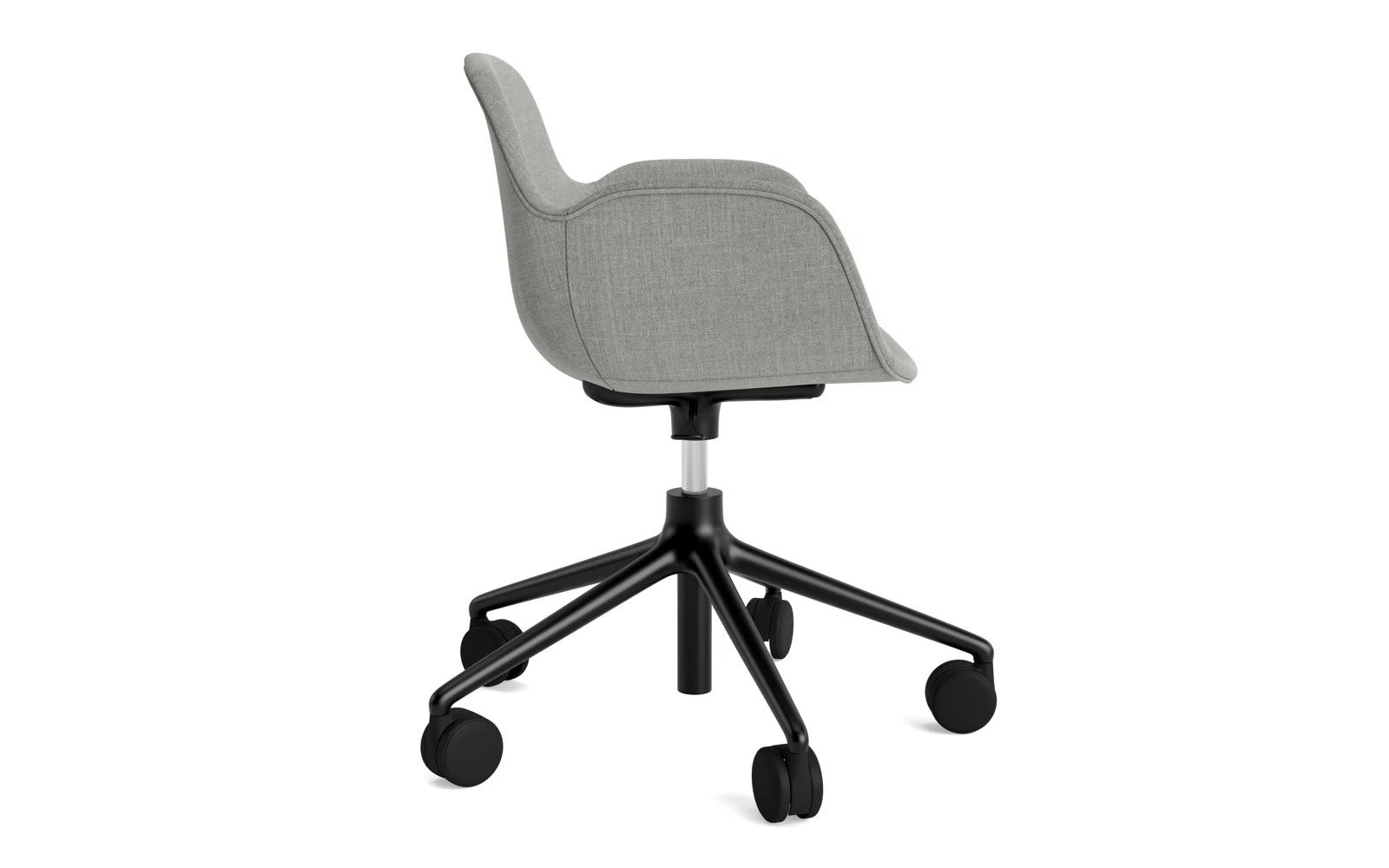 Genießen Sie den Hyg Drehsessel mit Rollen in edlem Schwarz und Aluminium von Normann Copenhagen – der Inbegriff von Stil und Bequemlichkeit.