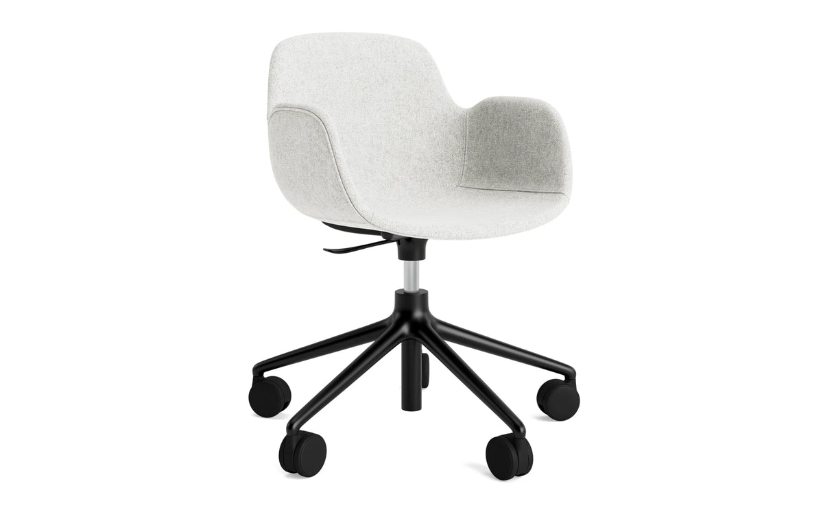 Form Drehstuhl mit Rollen Vollpolster Schwartz aluminium Hallingdal in Hallingdal 110 präsentiert im Onlineshop von KAQTU Design AG. Bürostuhl ist von Normann Copenhagen