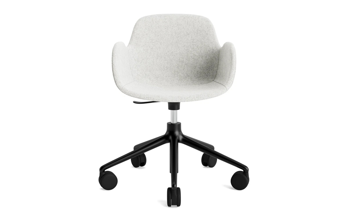 Form Drehstuhl mit Rollen Vollpolster Schwartz aluminium Hallingdal in Hallingdal 110 präsentiert im Onlineshop von KAQTU Design AG. Bürostuhl ist von Normann Copenhagen