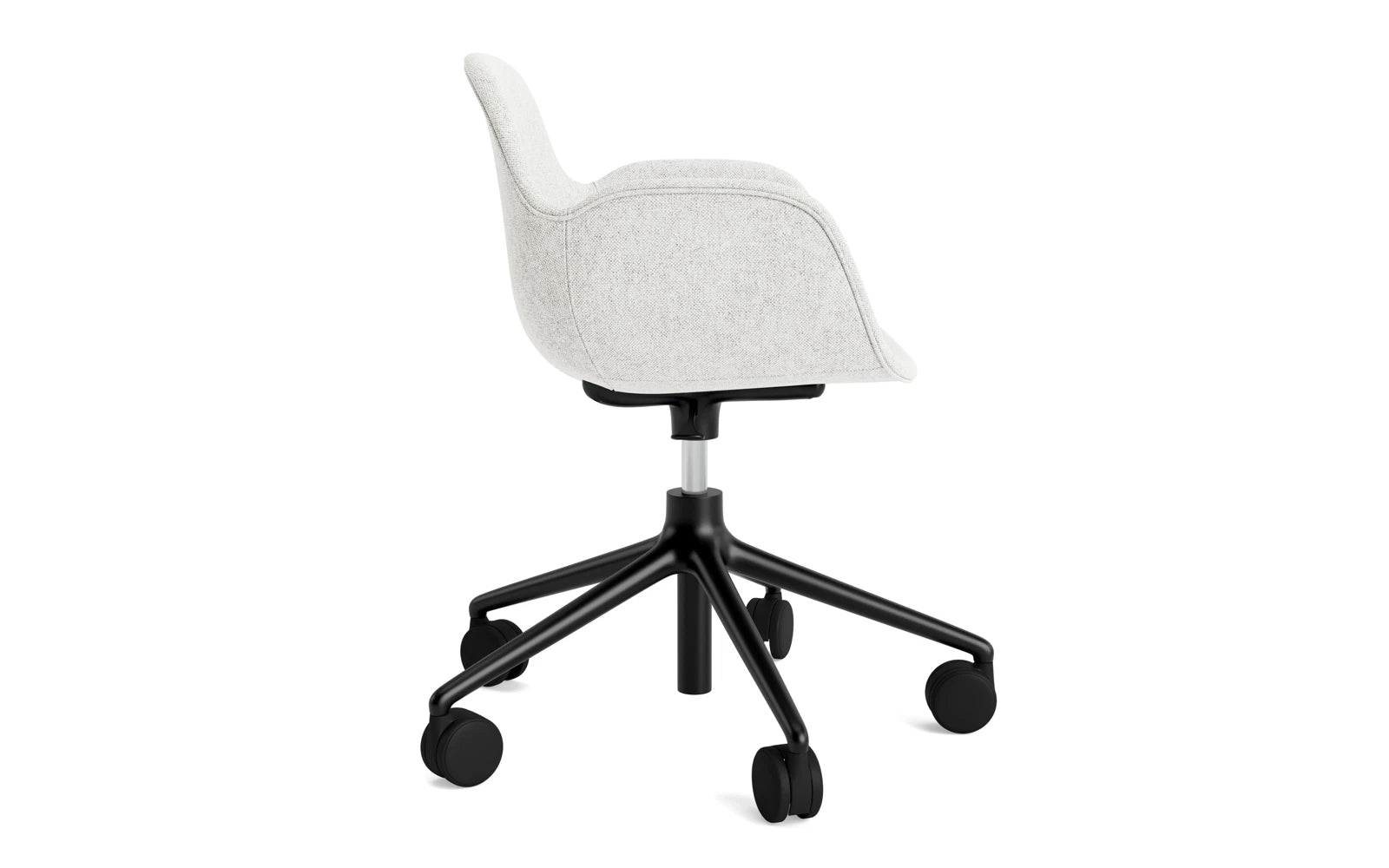 Entdecken Sie den Form Drehsessel mit Rollen von Normann Copenhagen – ein stilvoller, gepolsterter Sessel, der Komfort und modernes Design vereint.