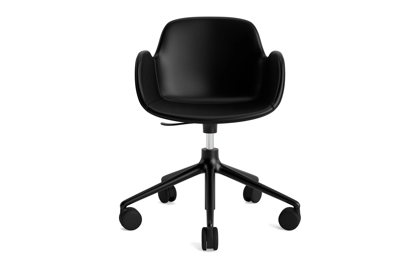 Erleben Sie den Form Drehsessel mit Rollen von Normann Copenhagen – gepolstert in edlem Ultra Leder, bietet er stilvolle Eleganz und höchsten Sitzkomfort.