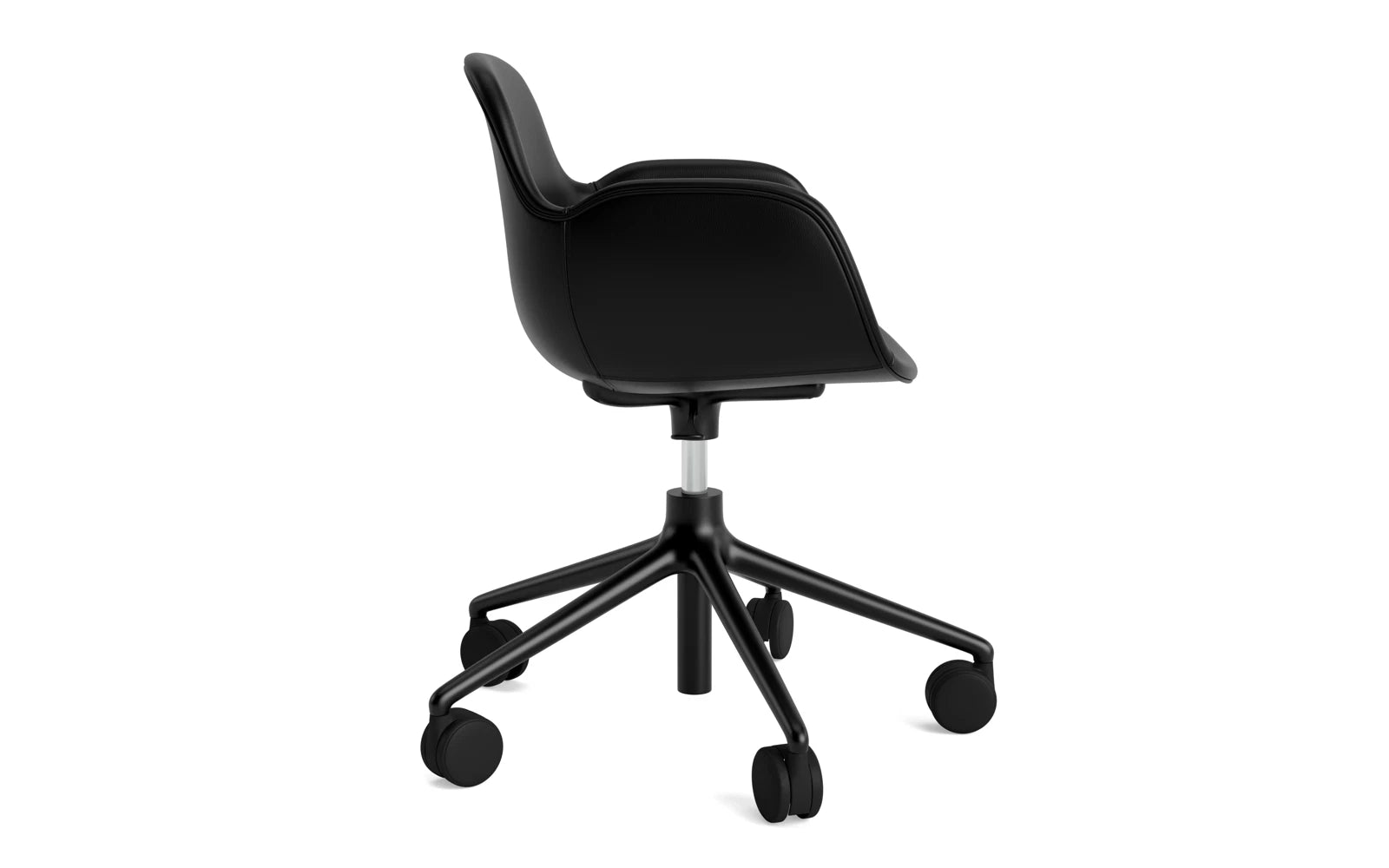 Entdecken Sie den Form Drehsessel mit Rollen von Normann Copenhagen – gepolstert in hochwertigem Ultra Leder, vereint er modernes Design mit unvergleichlichem Komfort.