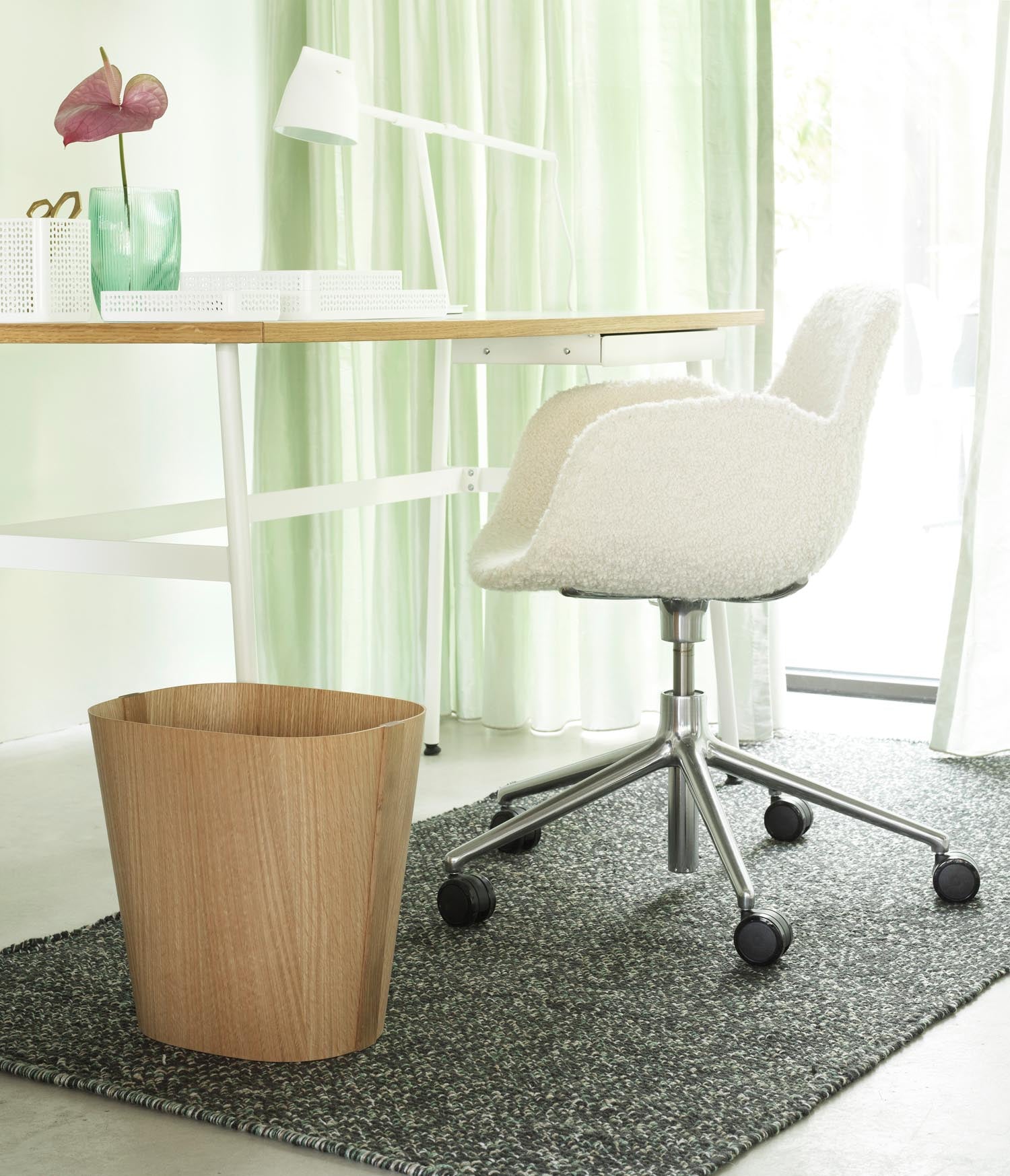 Erleben Sie den Form Drehsessel mit Rollen von Normann Copenhagen – gepolstert in edlem Ultra Leder, vereint er stilvolle Eleganz und höchsten Sitzkomfort.