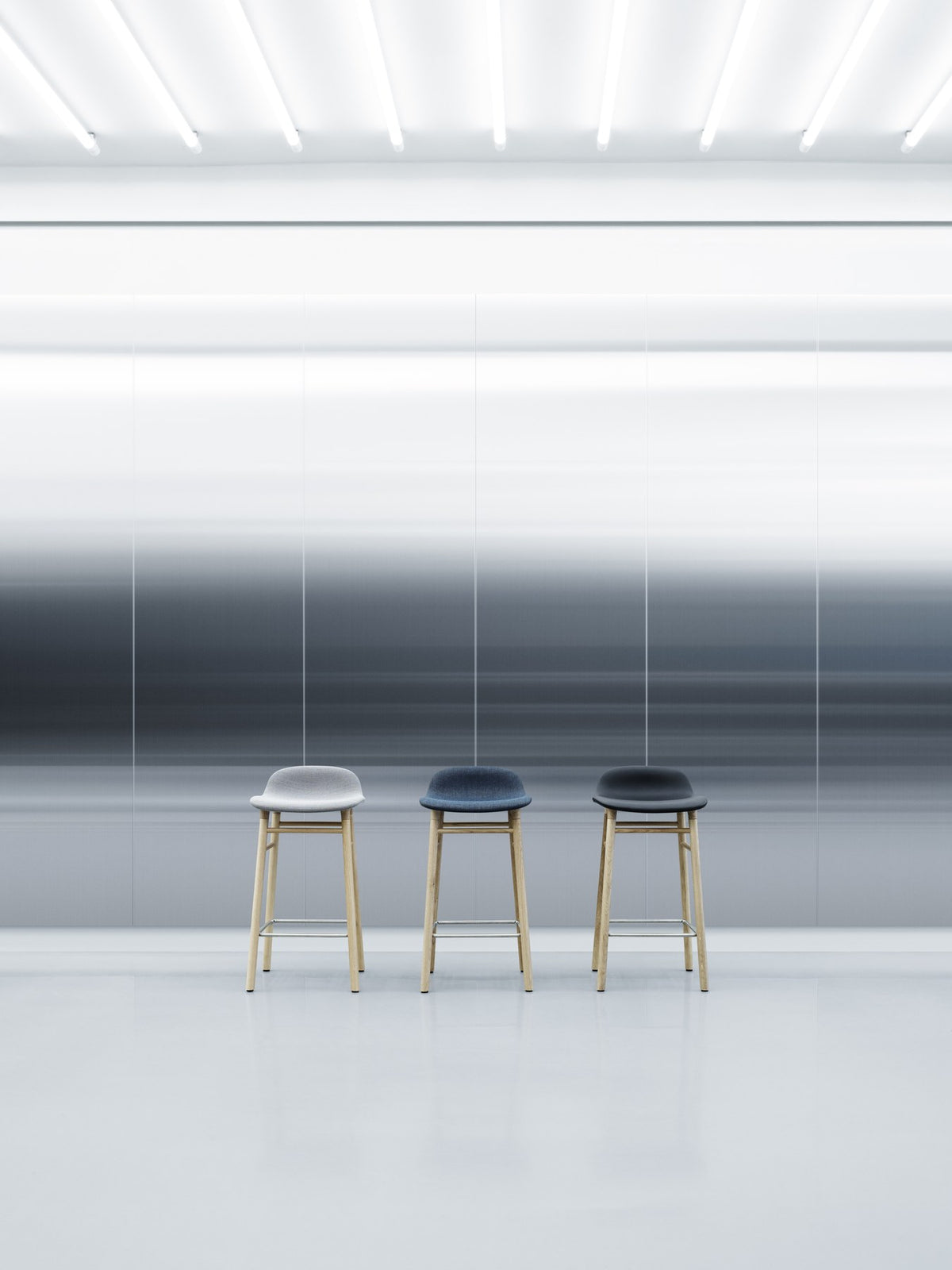 Form Barstuhl von Normann Copenhagen, Sitzhöhe 65 cm, gepolsterte Sitzschale, Beine aus Eiche natur, schlanke runde Silhouette.