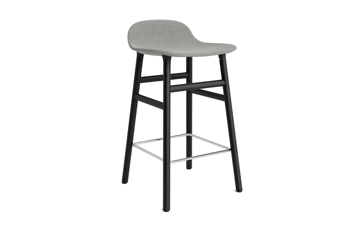 Form Barstuhl 65 cm gepolstert schwarzes Eiche Main Line flax in Remix 133 präsentiert im Onlineshop von KAQTU Design AG. Barstuhl ist von Normann Copenhagen