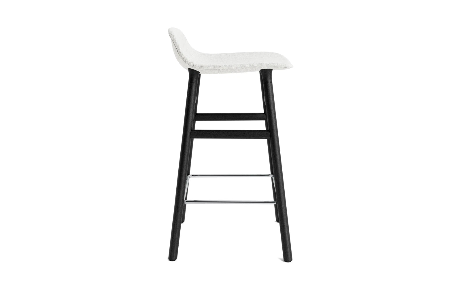 Entdecken Sie den stilvollen Form Barstuhl 65 cm, gepolstert mit edlem Hallingdal-Stoff und schwarzer Eiche – ideal für moderne Wohnräume.