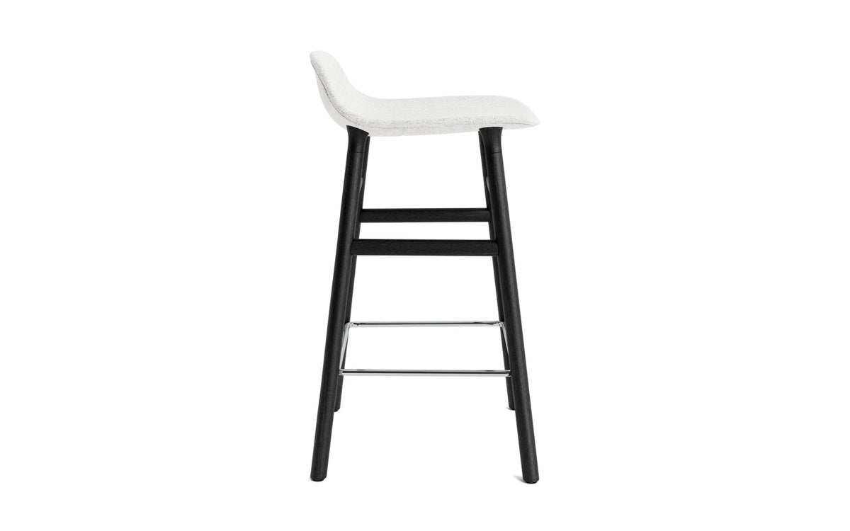 Form Barstuhl 65 cm gepolstert Schwartz Eiche Hallingdal in Hallingdal 110 präsentiert im Onlineshop von KAQTU Design AG. Barstuhl ist von Normann Copenhagen