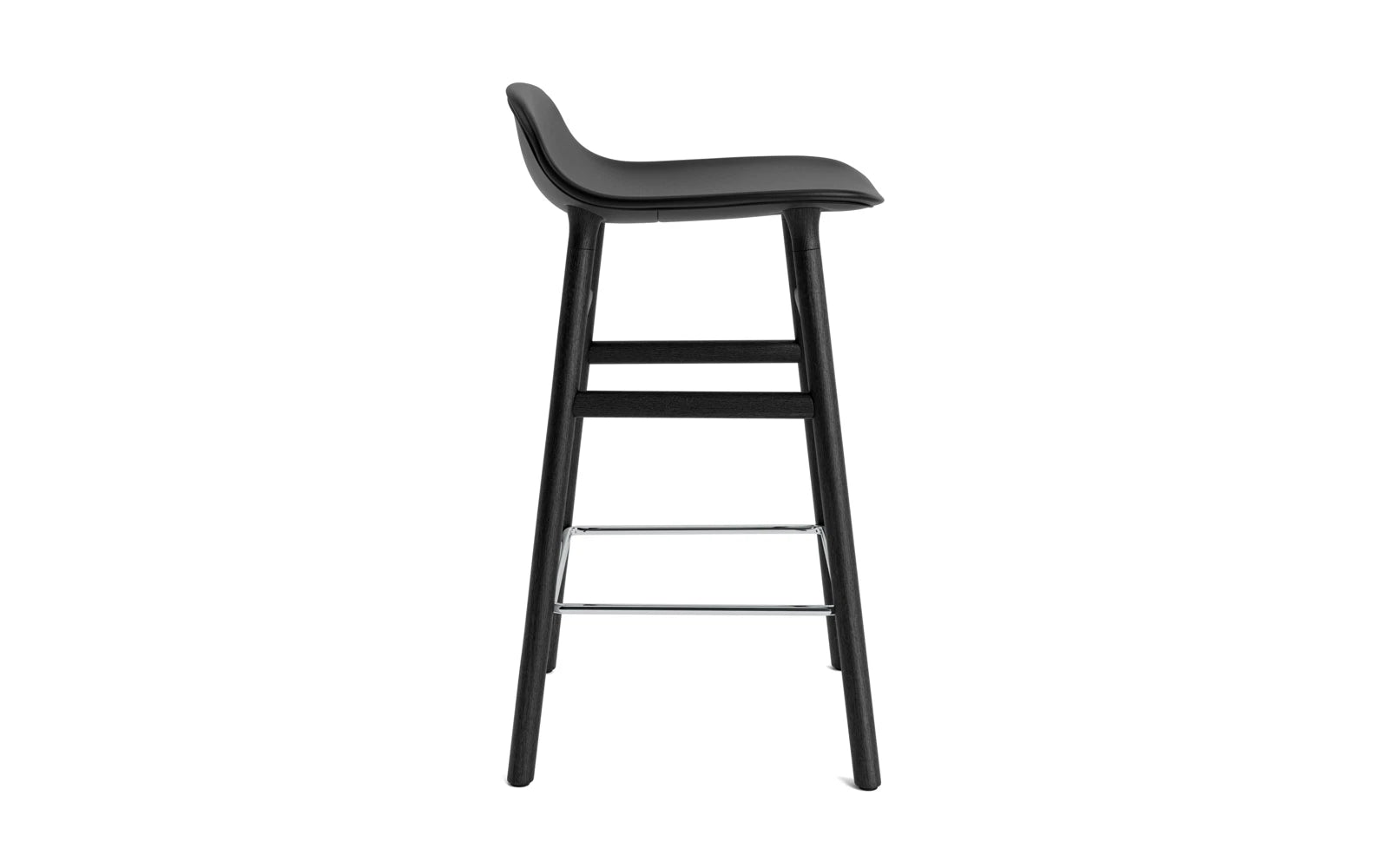 Der Form Barstuhl von Normann Copenhagen vereint modernes Design mit hochwertiger Polsterung aus schwarzem Eiche Ultra Leder. Perfekt für stilvolle Bars.