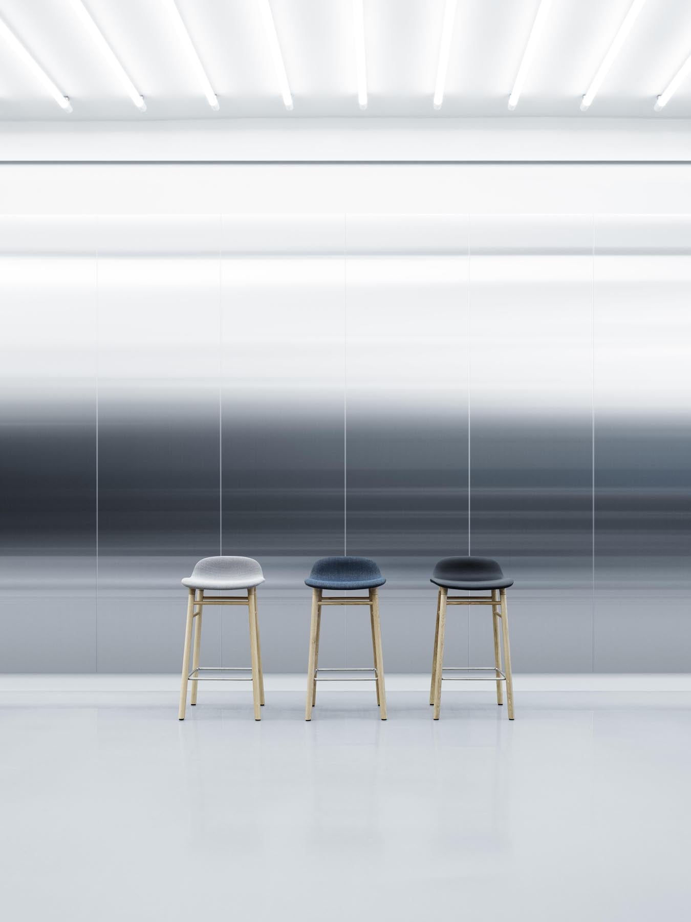Der Form Barstuhl 65 cm von Normann Copenhagen bietet luxuriösen Komfort und elegantes Design. Gepolstert in schwarzem Eiche Ultra Leder, ist er ideal für stilvolle Wohnräume.