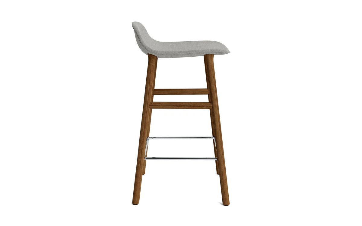 Form Barstuhl 65 cm gepolstert Walnuss Remix in Remix 133 präsentiert im Onlineshop von KAQTU Design AG. Barstuhl ist von Normann Copenhagen