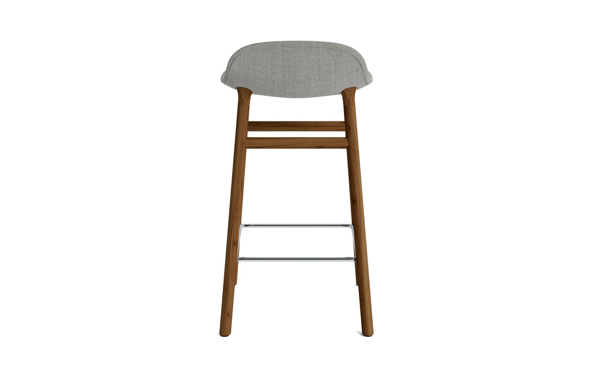 Form Barstuhl 65 cm gepolstert Walnuss Remix in Remix 133 präsentiert im Onlineshop von KAQTU Design AG. Barstuhl ist von Normann Copenhagen