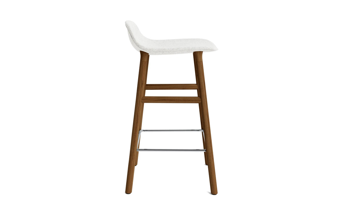 Form Barstuhl 65 cm gepolstert Walnuss Hallingdal in Hallingdal 110 präsentiert im Onlineshop von KAQTU Design AG. Barstuhl ist von Normann Copenhagen