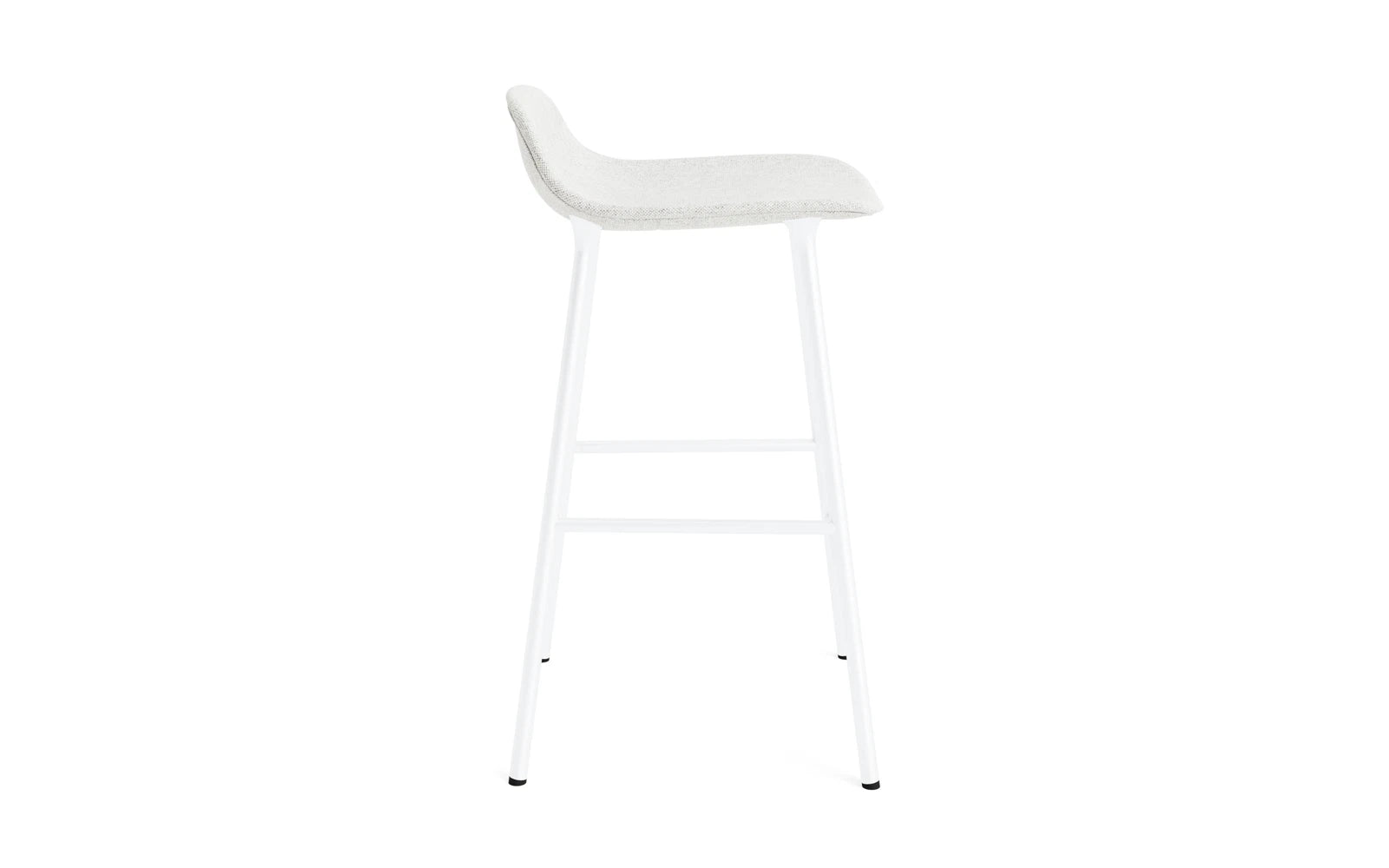 Entdecken Sie den stilvollen Form Barstuhl 65 cm gepolstert in elegantem Weiß und hochwertigem Hallingdal-Stoff von Normann Copenhagen – ideal für modernes Wohnen.