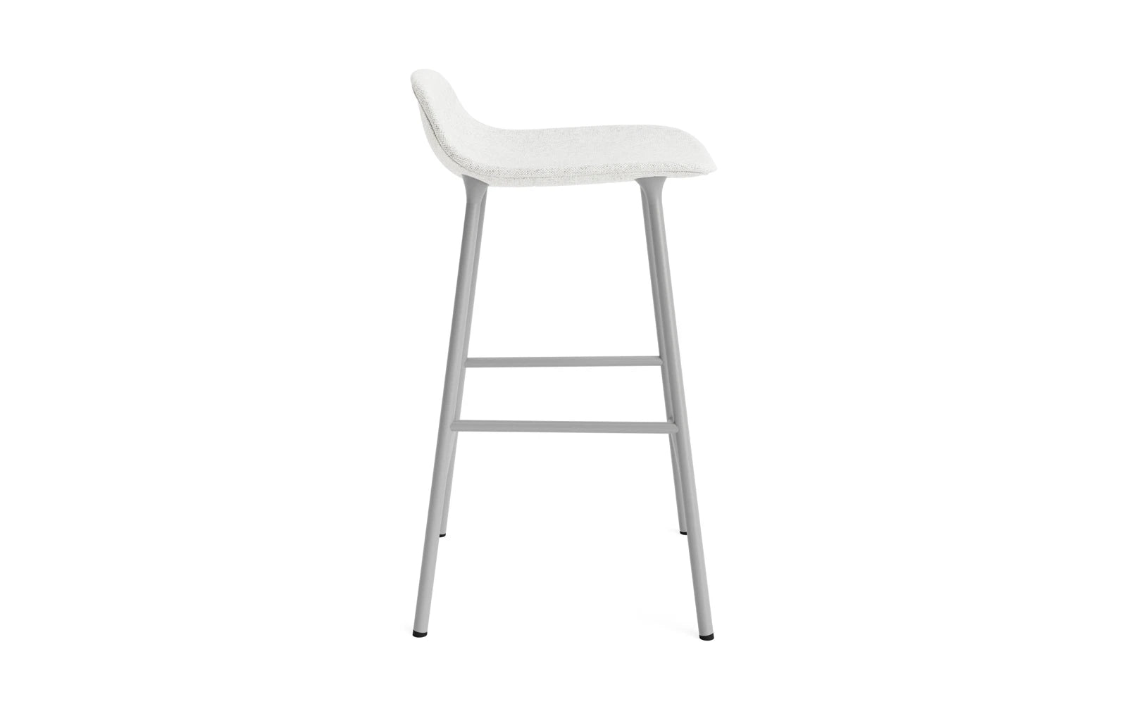 Genießen Sie den eleganten Form Barstuhl 65 cm in Grau, gepolstert mit hochwertigem Hallingdal-Stoff und robustem Stahlgestell – ideal für stilvolle Wohnräume.