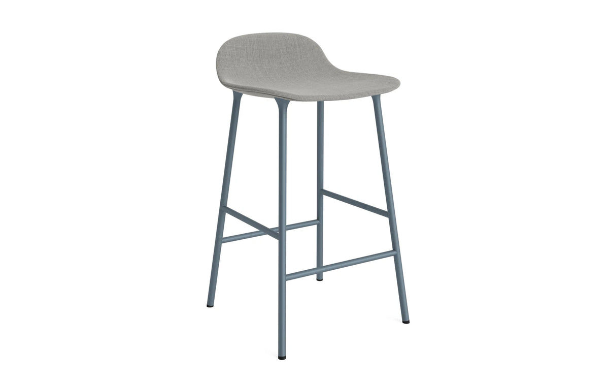 Form Barstuhl 65 cm gepolstert blau Stahl Remix in Remix 133 präsentiert im Onlineshop von KAQTU Design AG. Barstuhl ist von Normann Copenhagen