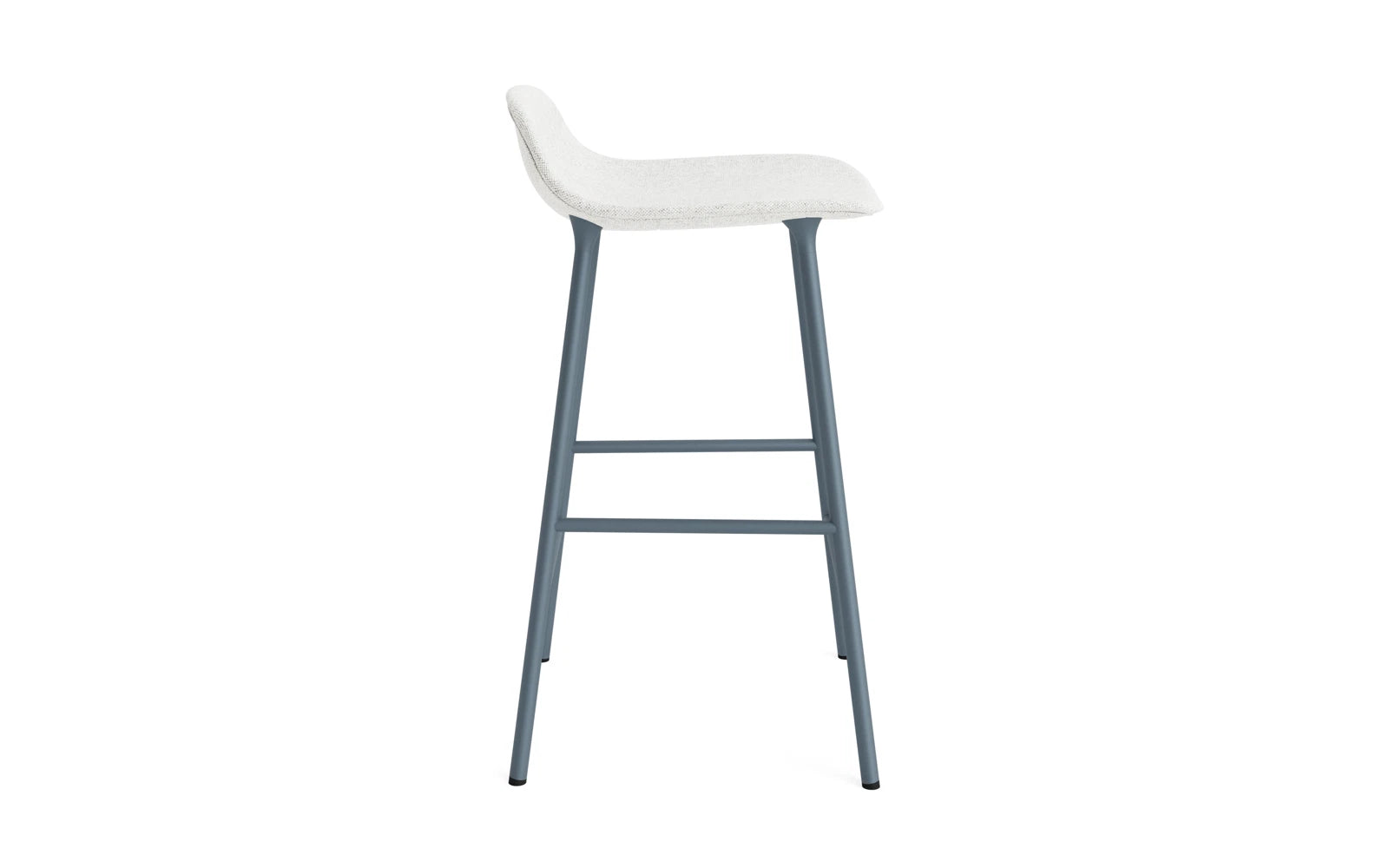 Genießen Sie den Form Barstuhl 65 cm in edlem Blau, gepolstert mit hochwertigem Hallingdal-Stoff und robustem Stahlgestell von Normann Copenhagen – ideal für moderne Wohnräume.