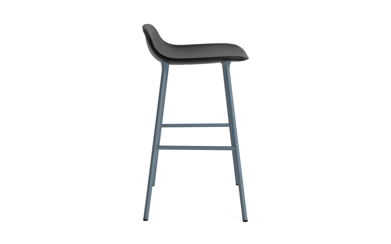 Entdecken Sie den stilvollen Form Barstuhl 65 cm in elegantem Blau von Normann Copenhagen. Gepolstert für optimalen Sitzkomfort, vereint er modernes Design mit erstklassiger Qualität.