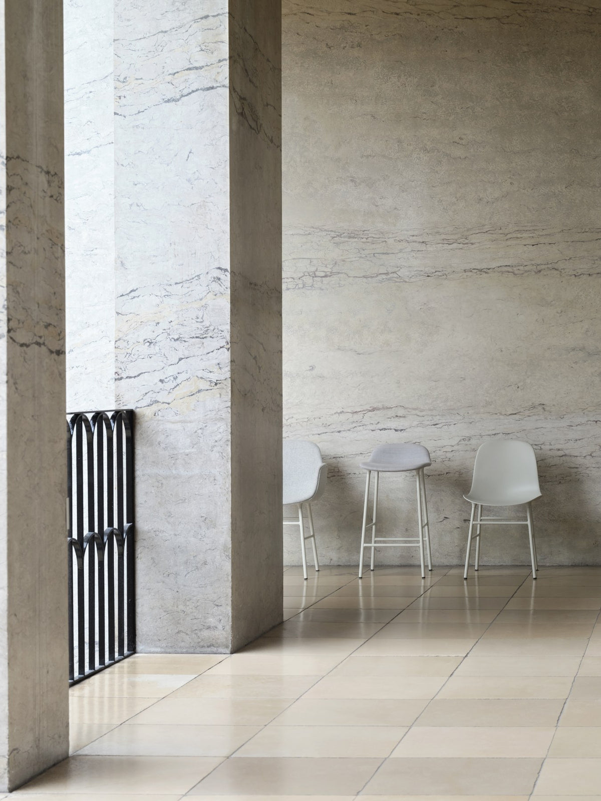 Form Barstuhl von Normann Copenhagen in Grau, gepolsterte Sitzschale, Chrom-Gestell mit vier Beinen, Sitzhöhe 65 cm.