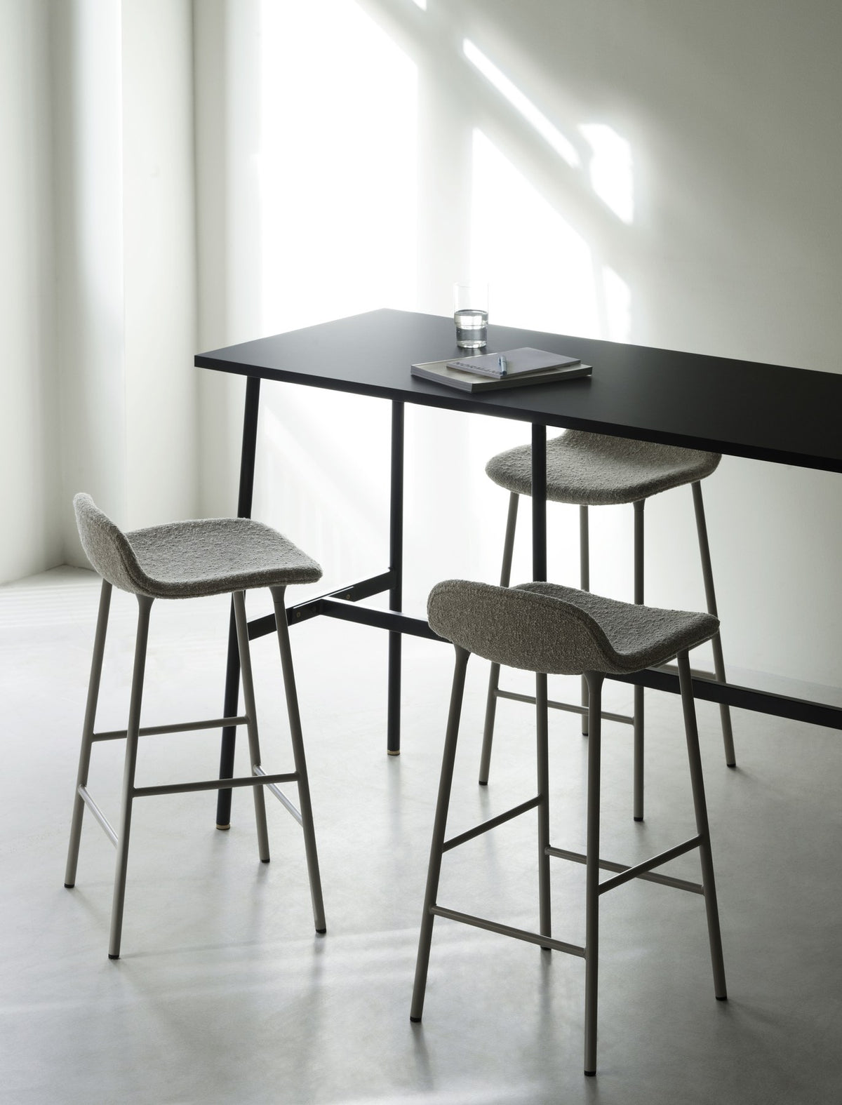 Gepolsterter Barstuhl Form von Normann Copenhagen mit Eichenbeinen, blauem Stoffbezug und einer Sitzhöhe von 75 cm.