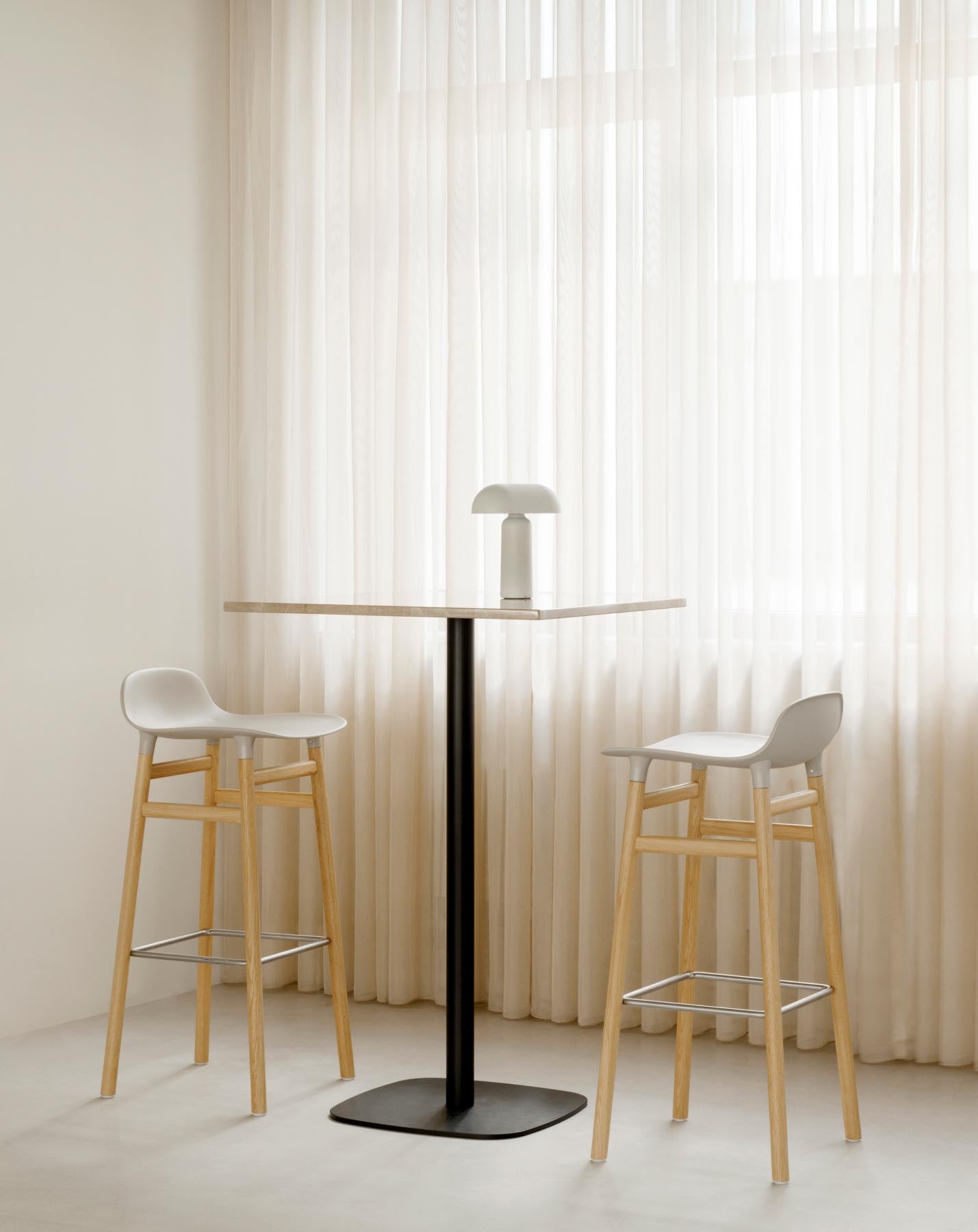 Eleganter Barstuhl von Normann Copenhagen, 75 cm hoch, mit hochwertiger Polsterung und Eichenholz für maximalen Komfort und modernes Design.