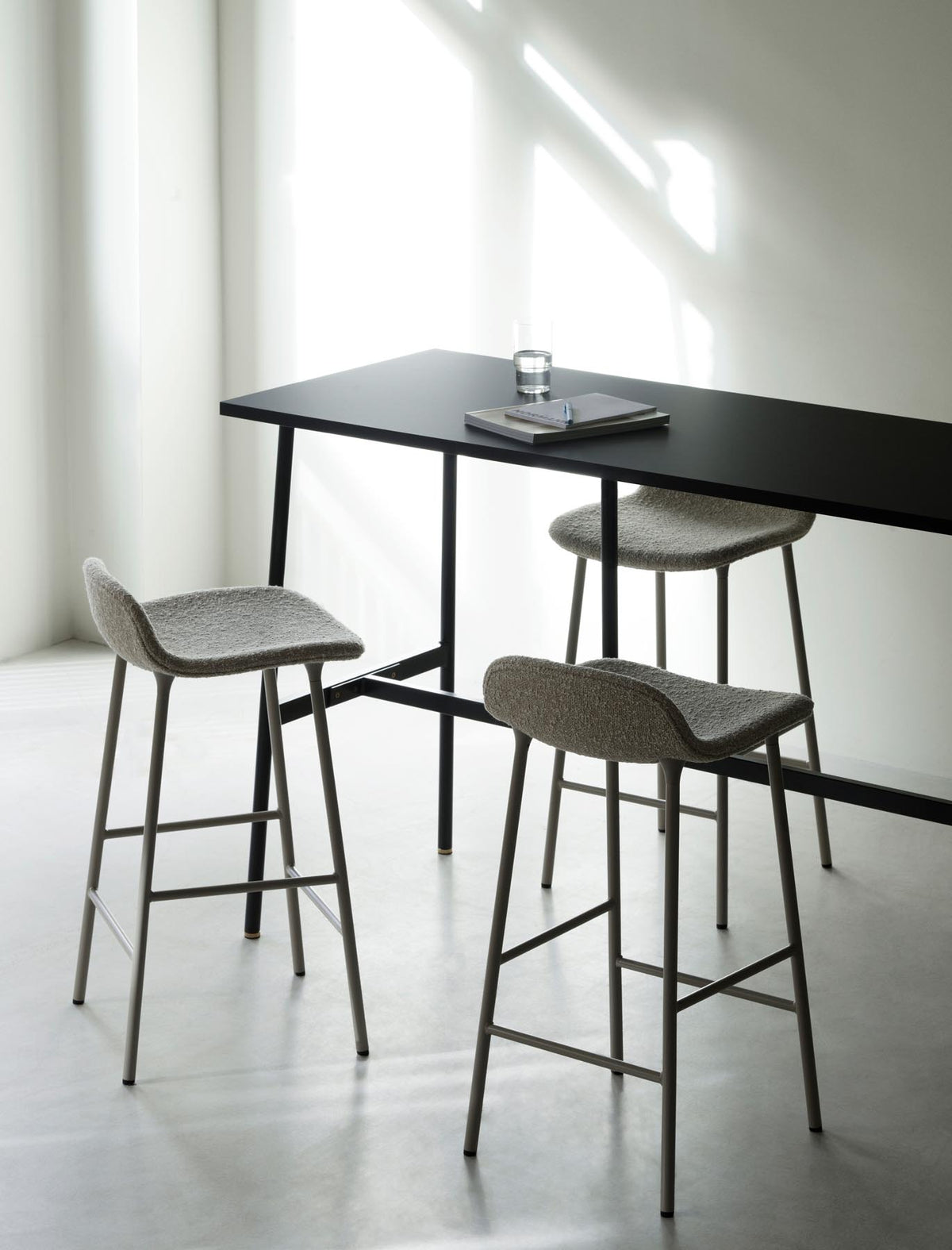 Form Barstuhl 75 cm gepolstert Eiche Hallingdal in Hallingdal 110 präsentiert im Onlineshop von KAQTU Design AG. Barstuhl ist von Normann Copenhagen