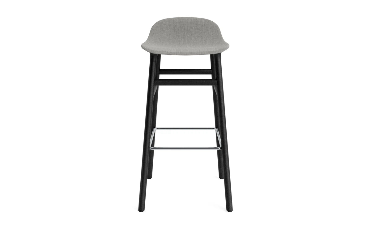 Form Barstuhl 75 cm gepolstert schwarzes Eiche Synergy in Remix 133 präsentiert im Onlineshop von KAQTU Design AG. Barstuhl ist von Normann Copenhagen