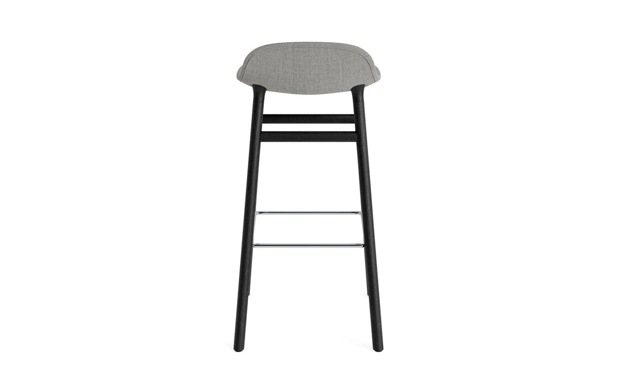Form Barstuhl 75 cm gepolstert schwarzes Eiche Synergy in Remix 133 präsentiert im Onlineshop von KAQTU Design AG. Barstuhl ist von Normann Copenhagen