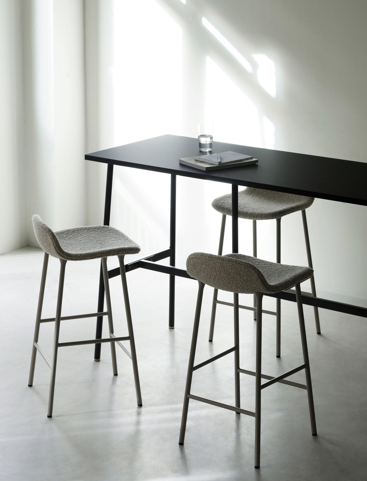 Form Barstuhl 75 cm gepolstert schwarzes Eiche Synergy in Remix 133 präsentiert im Onlineshop von KAQTU Design AG. Barstuhl ist von Normann Copenhagen