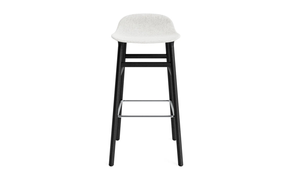 Form Barstuhl 75 cm gepolstert Schwartz Eiche Hallingdal in Hallingdal 110 präsentiert im Onlineshop von KAQTU Design AG. Barstuhl ist von Normann Copenhagen