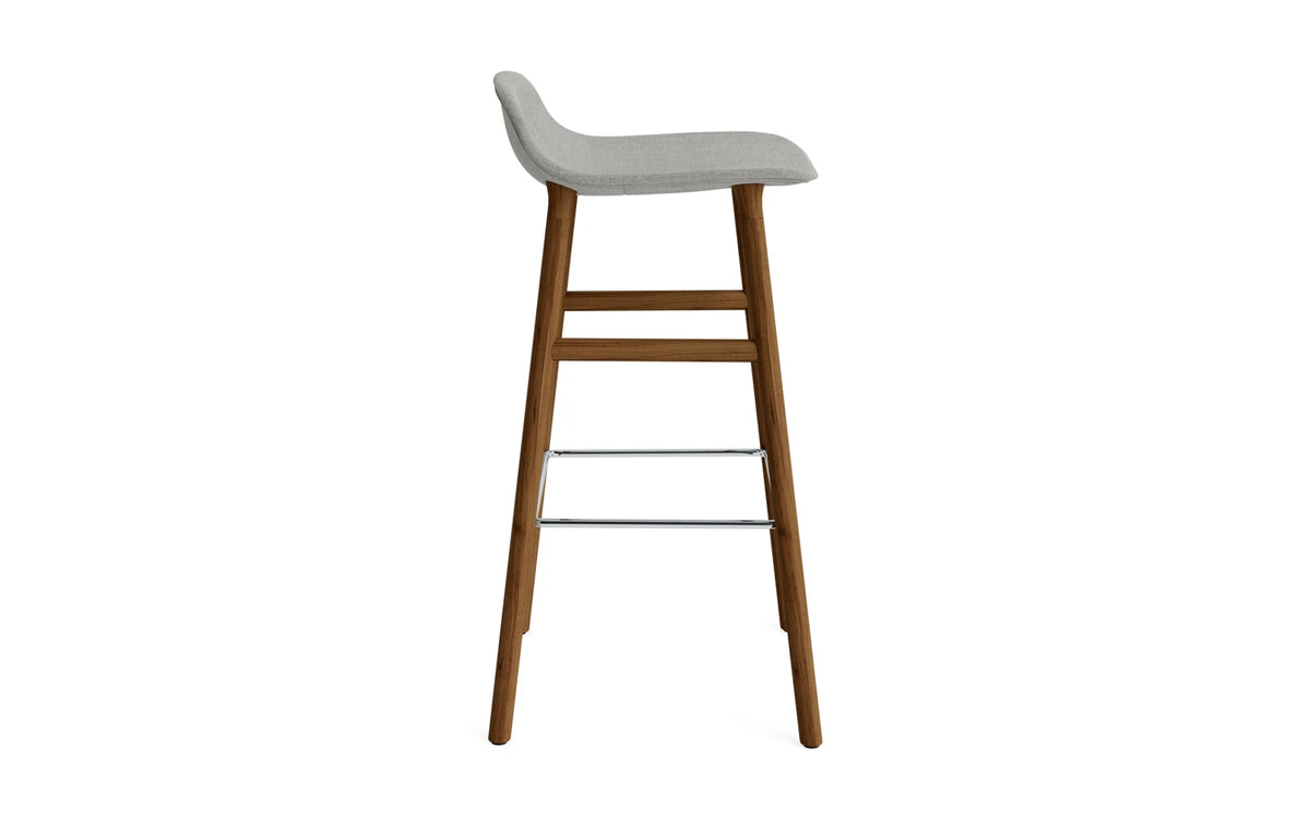 Form Barstuhl 75 cm gepolstert Walnuss Remix in Remix 133 präsentiert im Onlineshop von KAQTU Design AG. Barstuhl ist von Normann Copenhagen