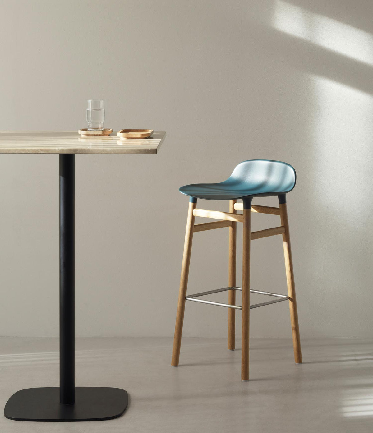 Form Barstuhl 75 cm gepolstert Walnuss Ultra in Ultra 41599 präsentiert im Onlineshop von KAQTU Design AG. Barstuhl ist von Normann Copenhagen