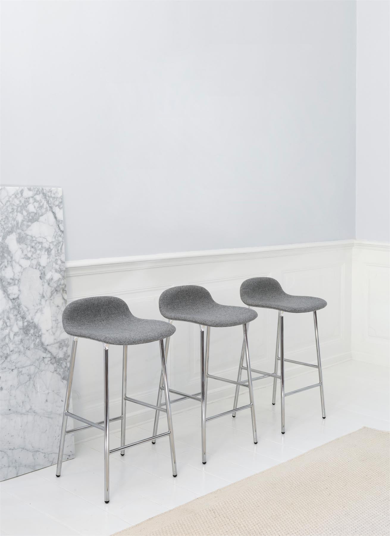 Entdecken Sie den Form Barstuhl 75 cm gepolstert von Normann Copenhagen – ein elegantes Möbelstück, das Komfort und modernes Design vereint.