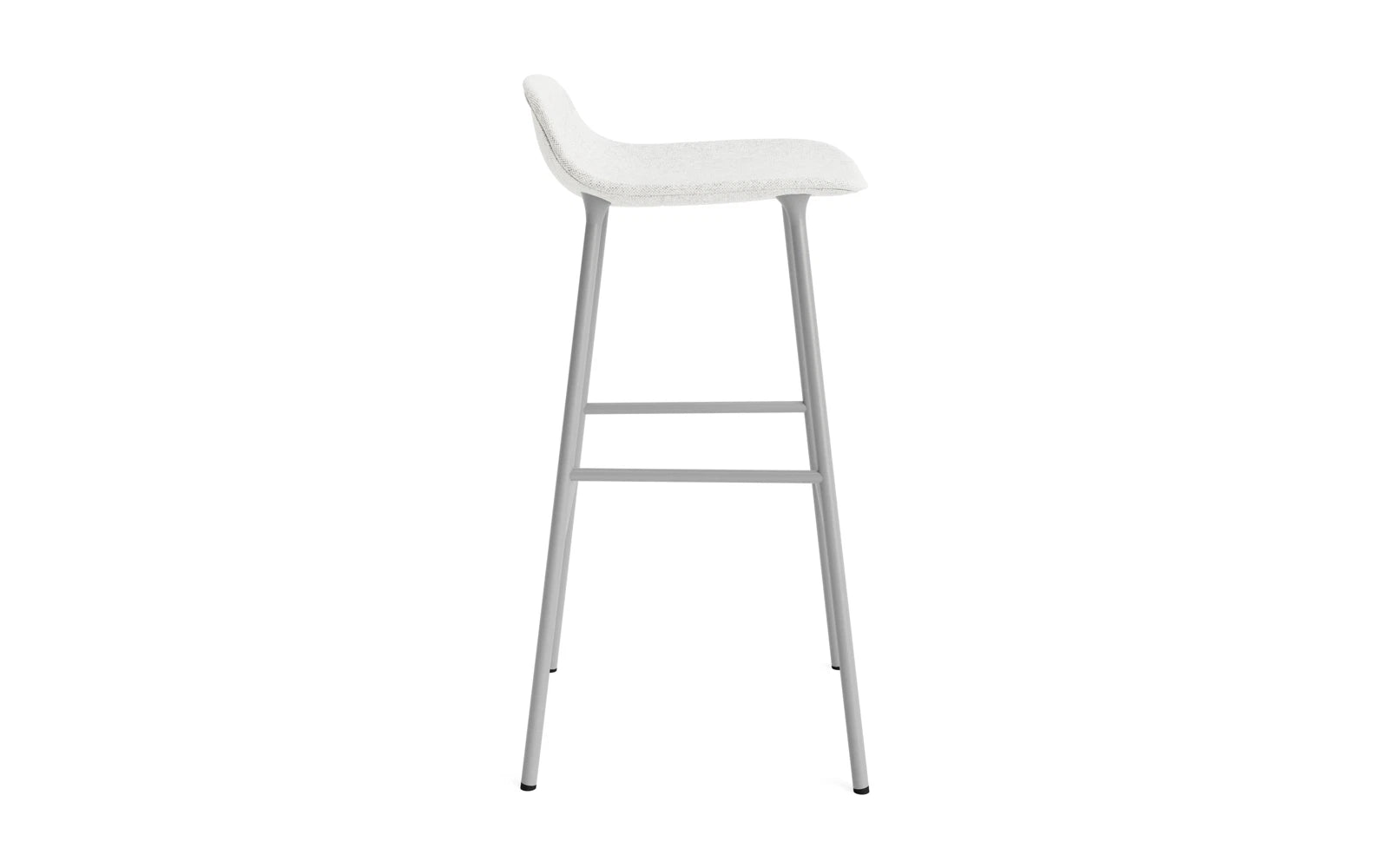 Entdecken Sie den eleganten Form Barstuhl 75 cm von Normann Copenhagen, gepolstert mit hochwertigem Hallingdal-Stoff für optimalen Komfort und Stil.