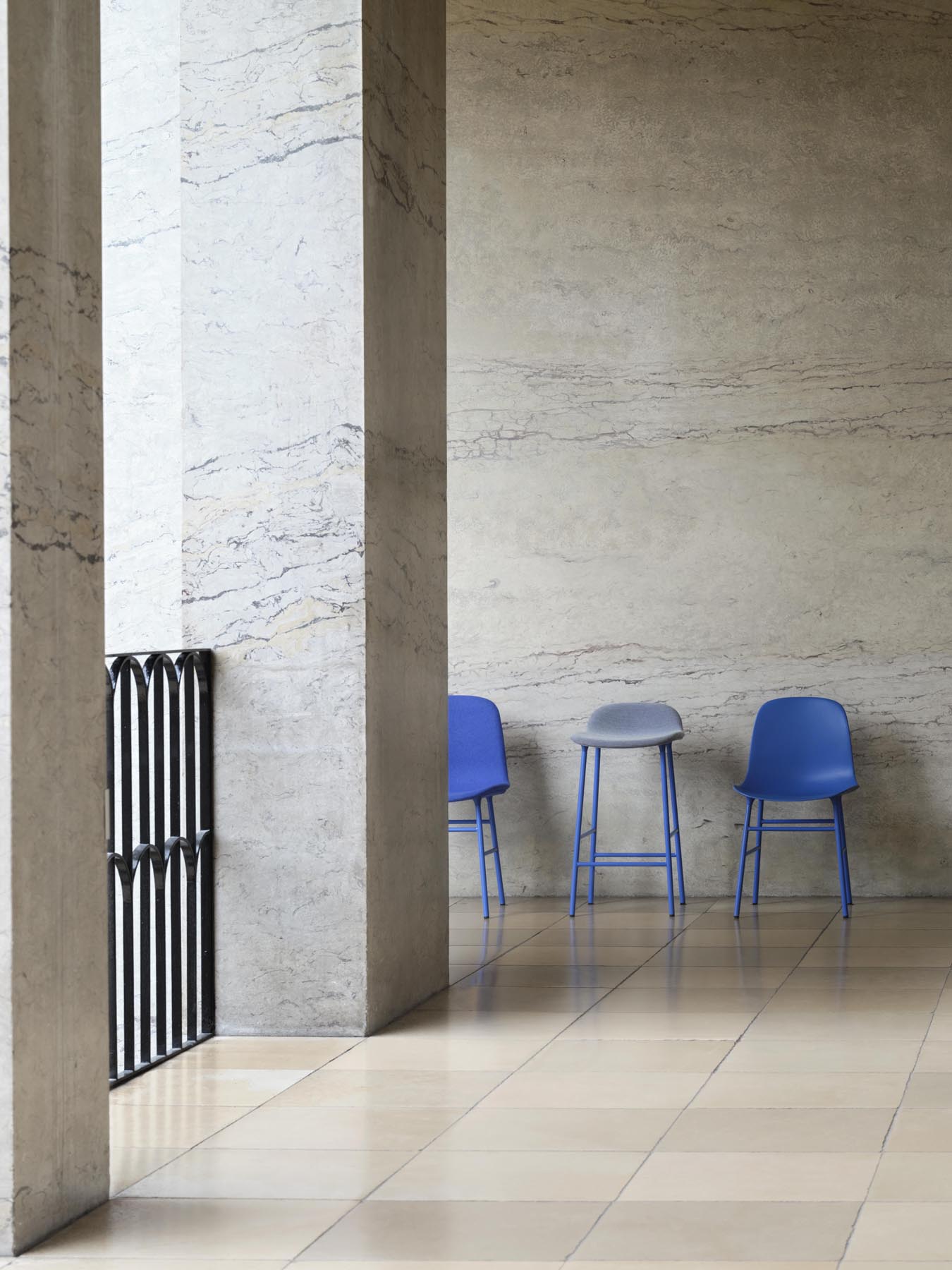 Erleben Sie den Form Barstuhl 75 cm in grauem, gepolstertem Stahl von Normann Copenhagen – ein modernes Designstück, das Stil und Bequemlichkeit vereint.