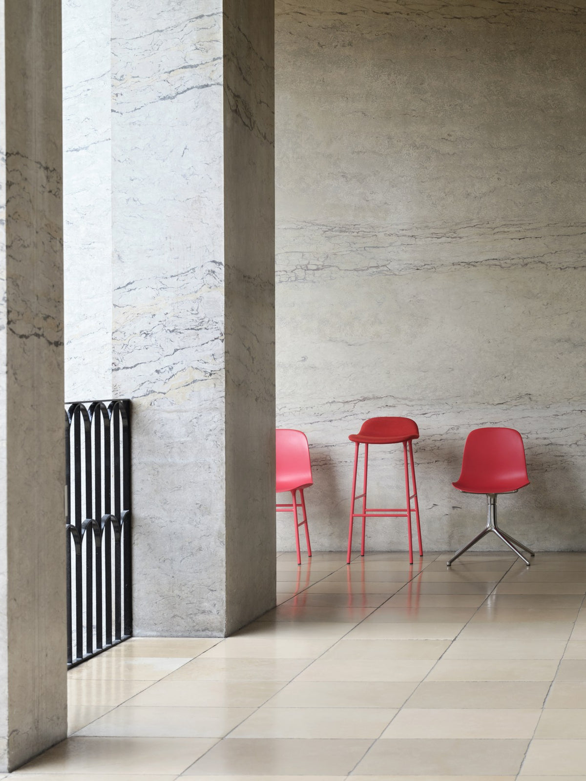 Gepolsterter Barstuhl Form von Normann Copenhagen in Beige, Sitzschale aus Polypropylen mit PU-Schaum, Beine verchromt, Sitzhöhe 75 cm.