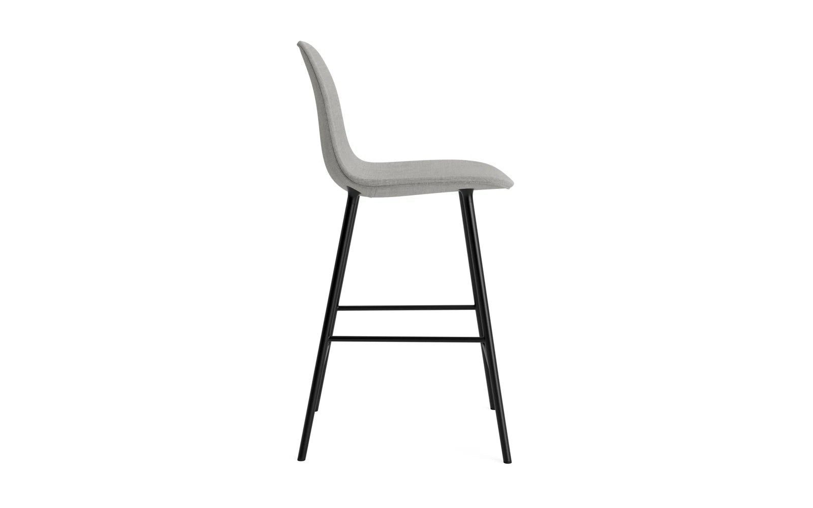 Erleben Sie den eleganten Form Barstuhl 65 cm von Normann Copenhagen – gepolstert, aus schwarzem Stahl, perfekt für stilvolle Küchen und Bars.
