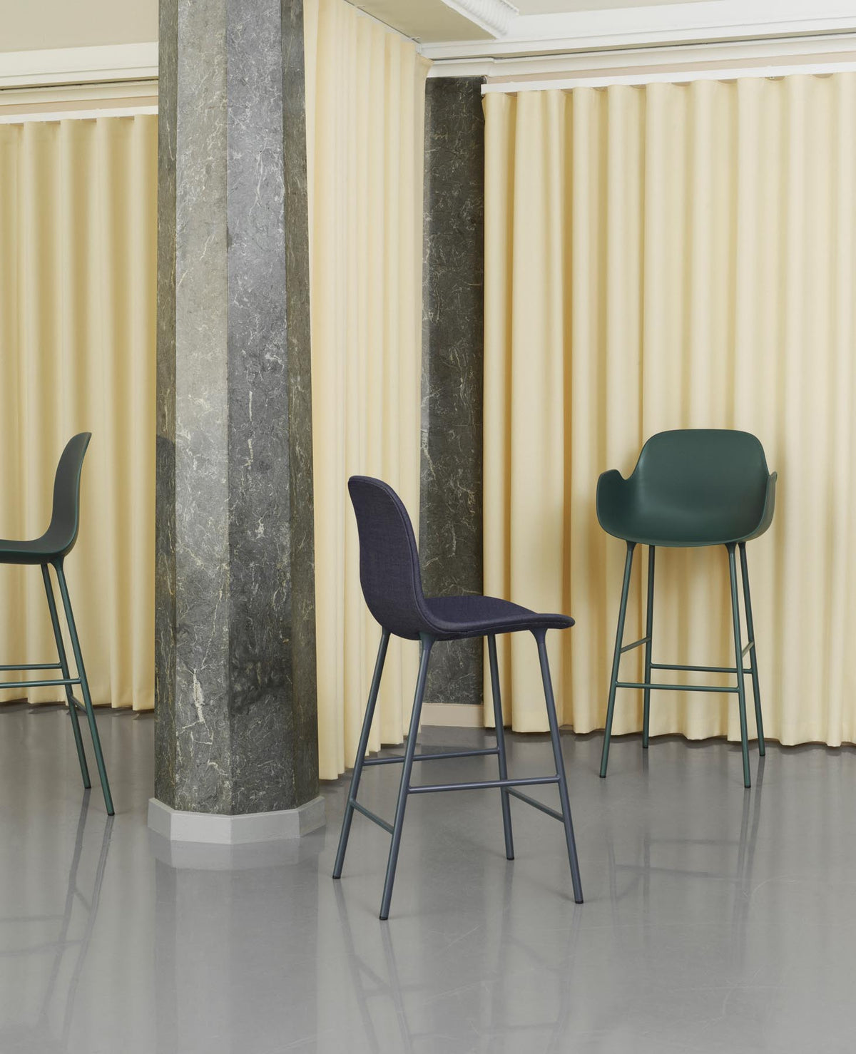 Form Barstuhl 65 cm gepolstert Schwarz Stahl Remix in Remix 133 präsentiert im Onlineshop von KAQTU Design AG. Barstuhl ist von Normann Copenhagen