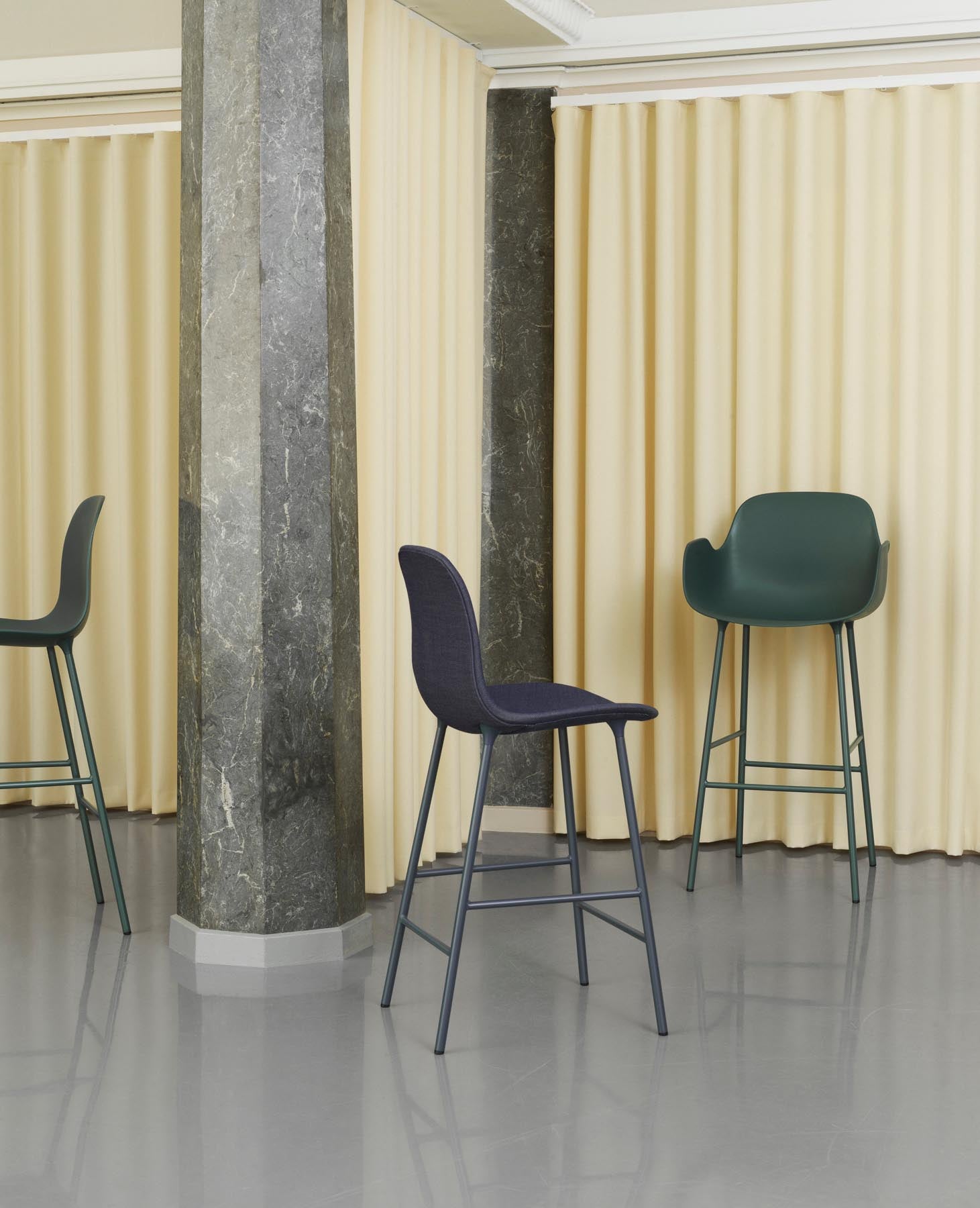 Erleben Sie den eleganten Form Barstuhl 65 cm von Normann Copenhagen – gepolstert, aus schwarzem Stahl, perfekt für stilvolle Küchen und Bars.