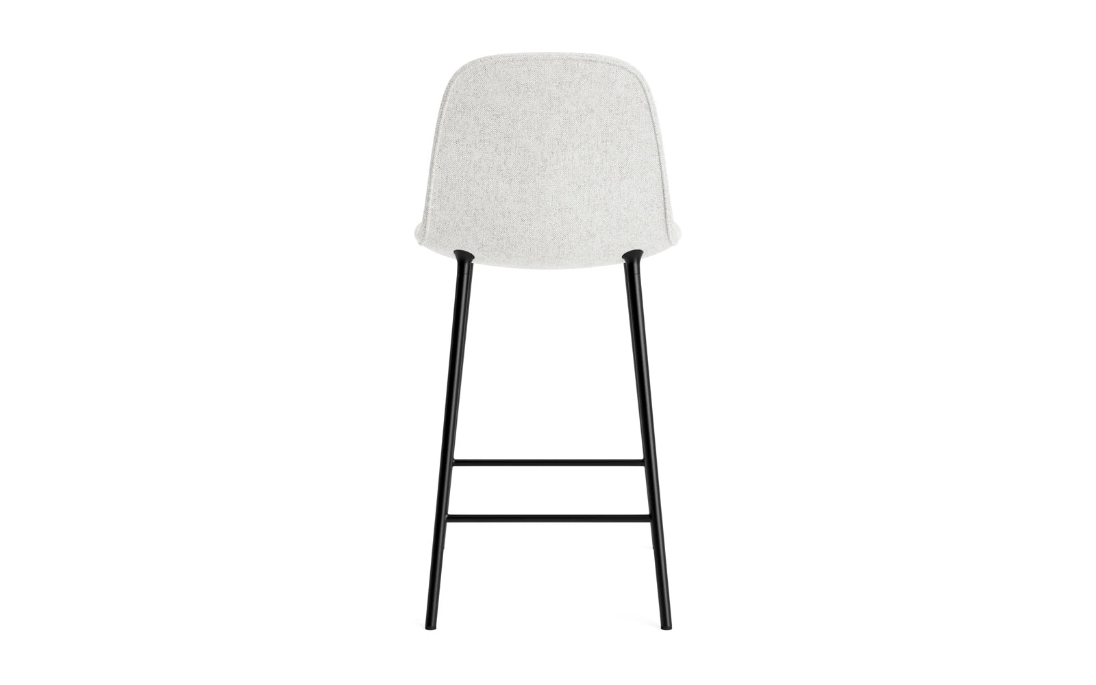 Eleganter Form Barstuhl 65 cm in Schwarz, gepolstert mit luxuriösem Hallingdal-Stoff. Ideal für modernes Wohnen und stilvolle Bars.