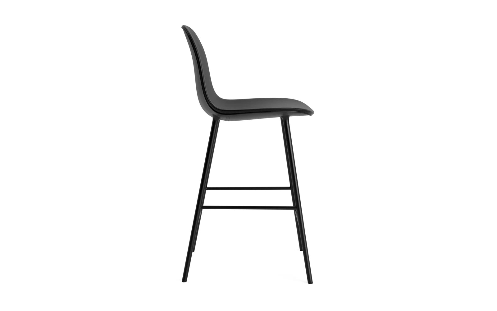 Entdecken Sie den Form Barstuhl 65 cm gepolstert von Normann Copenhagen – stilvolles Design trifft auf höchsten Sitzkomfort mit edlem Ultra Leder und robustem Stahl.