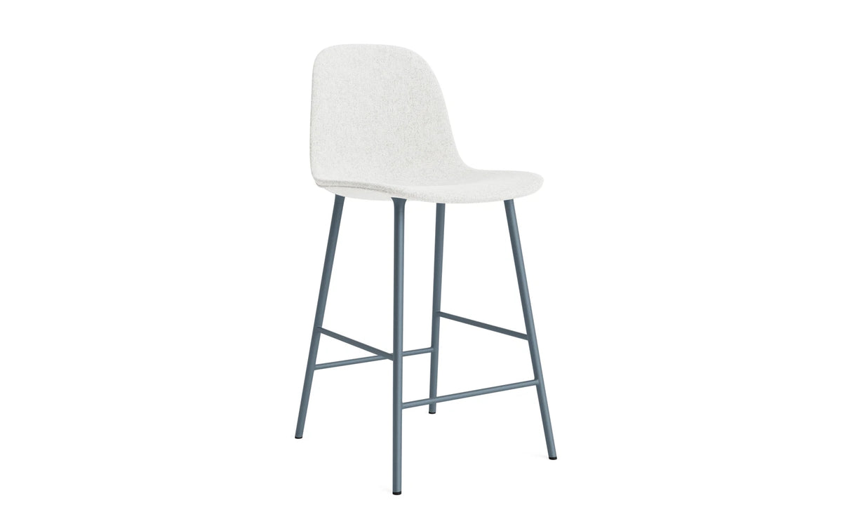 Form Barstuhl 65 cm gepolstert Blau Stahl Hallingdal in Hallingdal 110 präsentiert im Onlineshop von KAQTU Design AG. Barstuhl ist von Normann Copenhagen