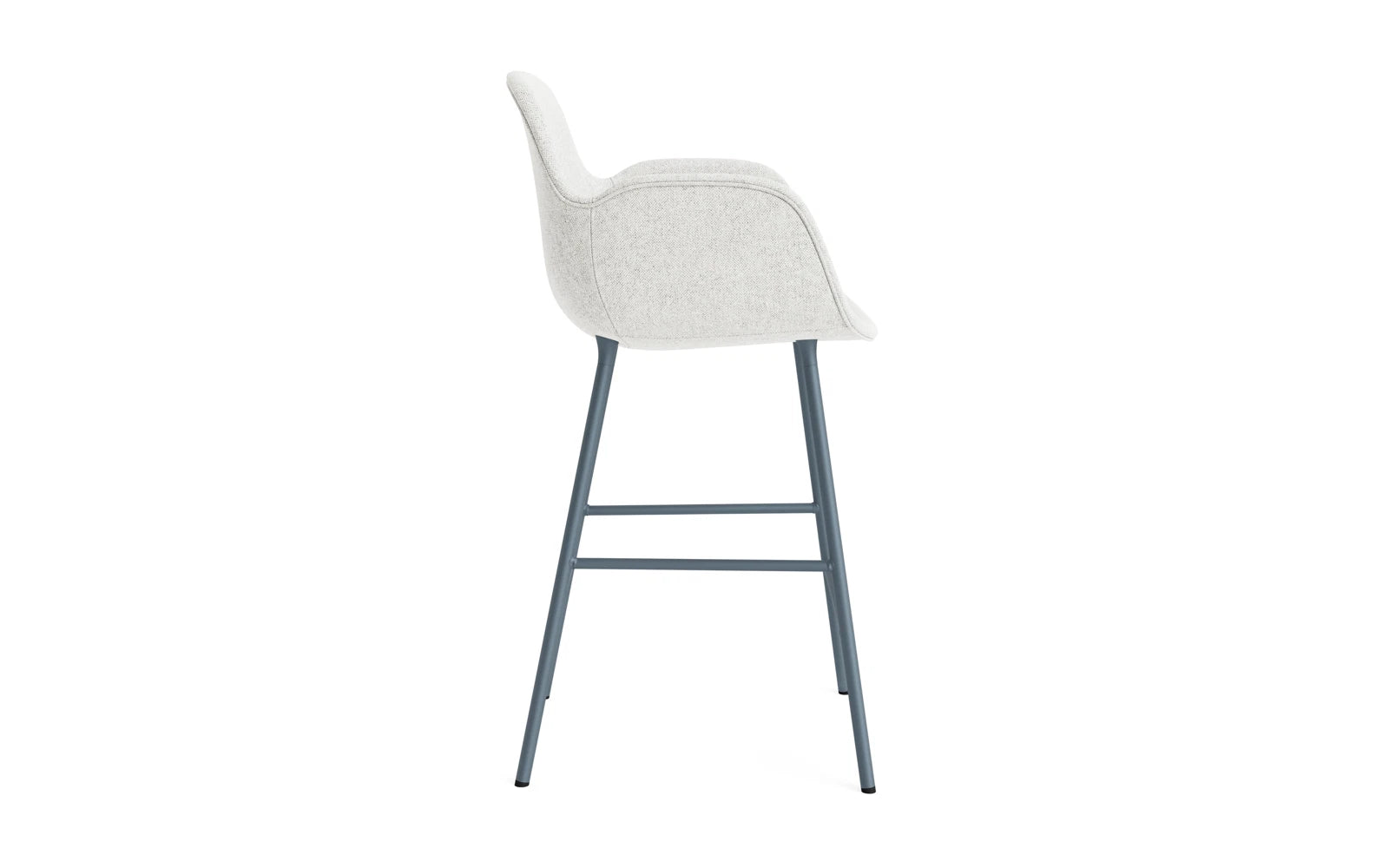 Entdecken Sie den stilvollen Form Barstuhl mit Armlehne von Normann Copenhagen. Mit 65 cm Sitzhöhe und edler blauer Polsterung ist er die perfekte Wahl für jeden Raum.