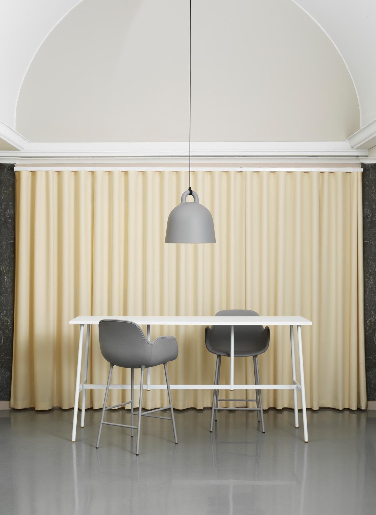 Der Form Barstuhl mit Armlehne von Normann Copenhagen bietet elegantes Design und hohen Sitzkomfort. Ideal für moderne Wohnräume, gepolstert in stilvollem Blau.