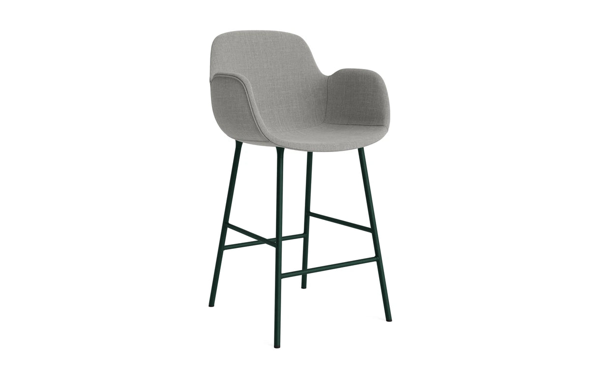 Form Barstuhl mit Armlehne 65 cm gepolstert Grün Stahl/Remix in Remix 133 präsentiert im Onlineshop von KAQTU Design AG. Barstuhl ist von Normann Copenhagen