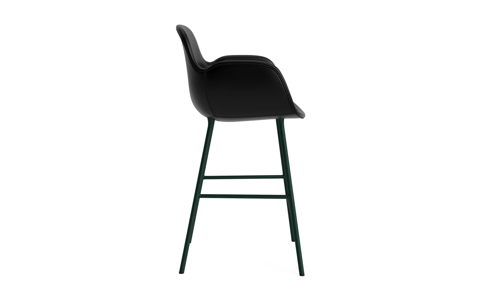Genießen Sie stilvollen Komfort mit dem Form Barstuhl von Normann Copenhagen. Sein elegantes Design in grünem Ultra Leder und stabilen Stahl macht ihn zum Highlight jeder Bar oder Küche.