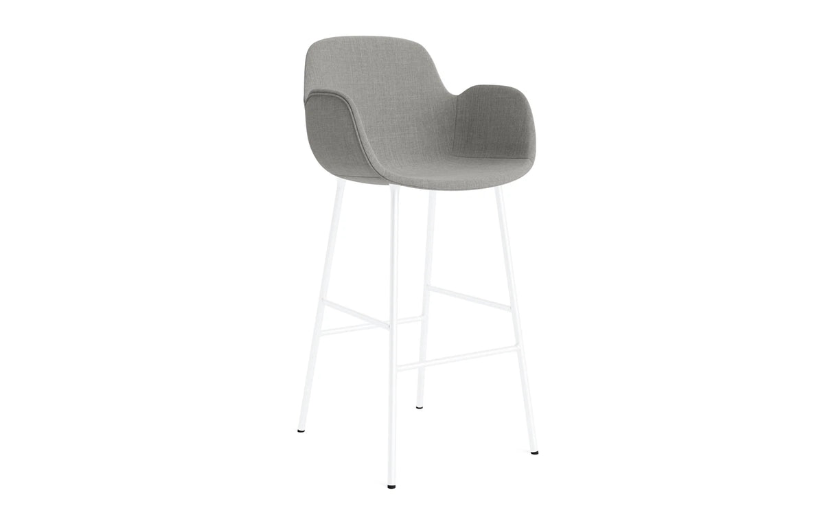 Form Barstuhl mit Armlehne 75 cm gepolstert Weiss Stahl/Remix in Remix 133 präsentiert im Onlineshop von KAQTU Design AG. Barstuhl ist von Normann Copenhagen