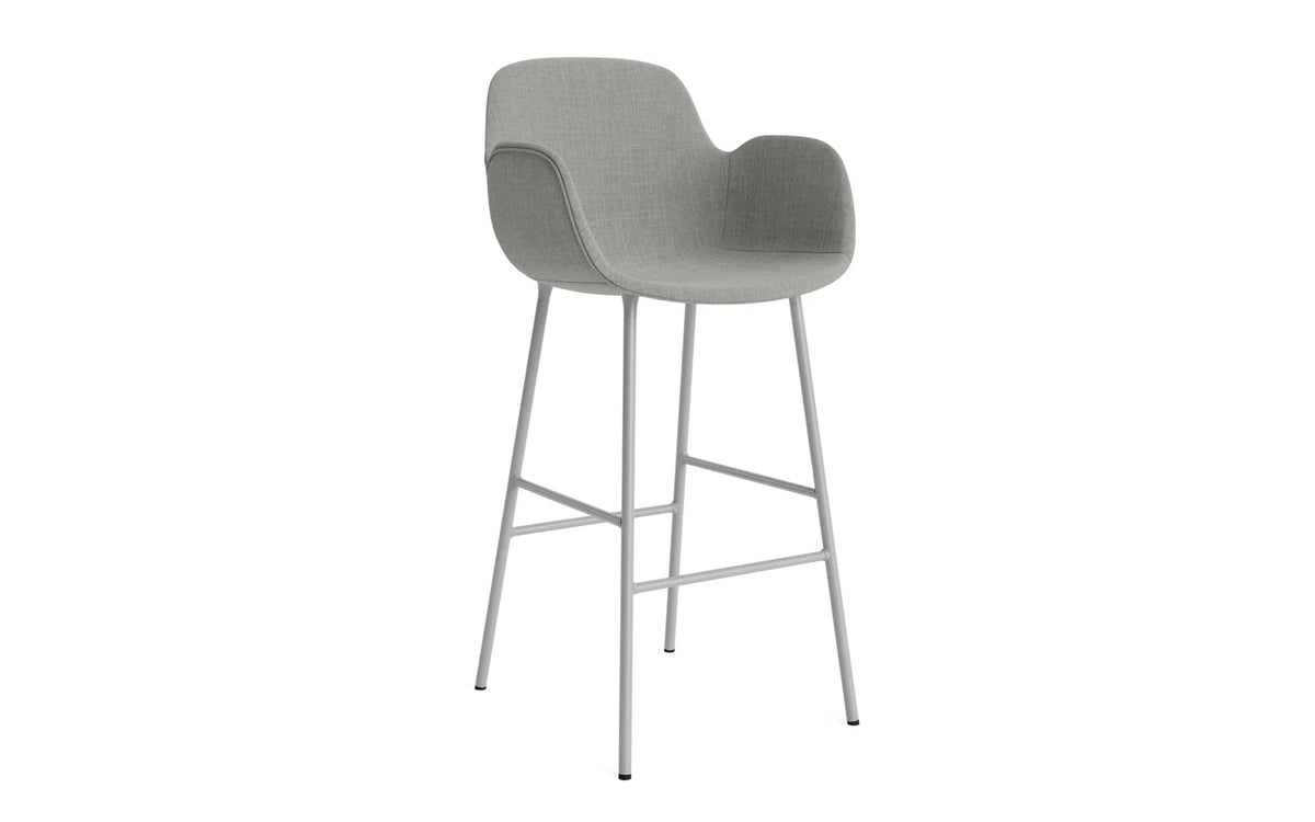 Form Barstuhl mit Armlehne 75 cm gepolstert Grau Stahl/Remix in Remix 133 präsentiert im Onlineshop von KAQTU Design AG. Barstuhl ist von Normann Copenhagen