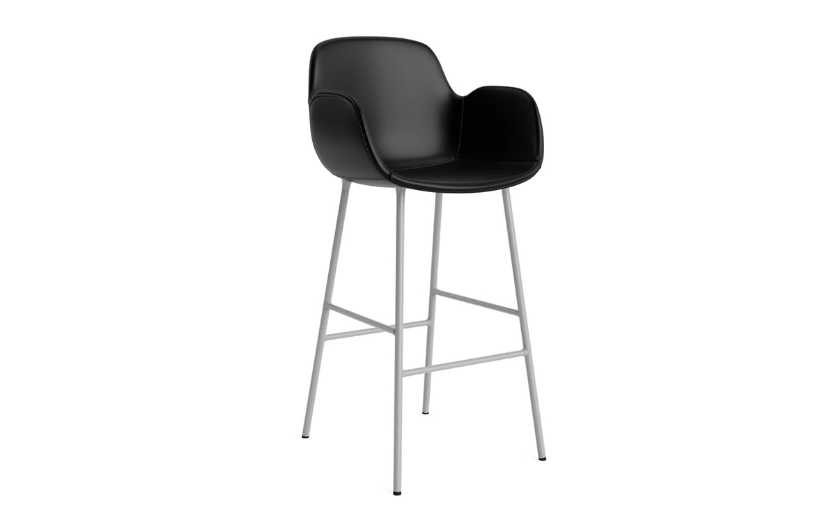 Form Barstuhl mit Armlehne 75 cm gepolstert Grau Stahl/Ultra leder in Ultra 41599 präsentiert im Onlineshop von KAQTU Design AG. Barstuhl ist von Normann Copenhagen